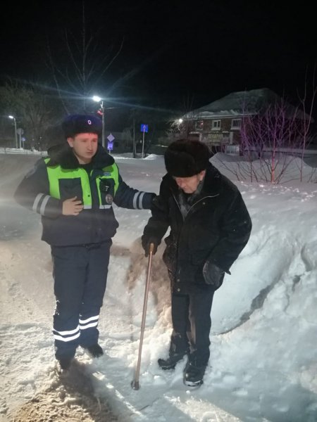 В Тайгинском городском округе полицейские помогли пенсионеру, который упал на обочине проезжей части и не мог самостоятельно подняться