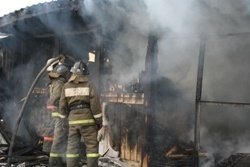 Спасатели МЧС России ликвидировали пожар в гаражах в Тайгинском ГО